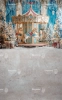 tlo-fotograficzne-blekitna-karuzela-zimowa-zlote-ornamenty-osniezone-choinki-Z747.webp