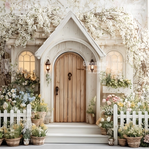 tlo-fotograficzne-wiosenna-chatka-bialy-plotek-lukowe-drewniane-drzwi-pastelowe-kwiaty-shabby-chic-CL1743.webp
