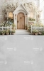 tlo-fotograficzne-wiosenna-chatka-bialy-plotek-lukowe-drewniane-drzwi-pastelowe-kwiaty-shabby-chic-CL1743.webp