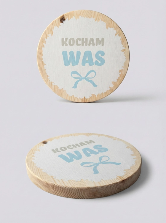 tabliczka-kocham-was-drewno-sesja-rodzinna.jpg drewniana-tabliczka-kocham-was-rekwizyt-fotograficzny.webp