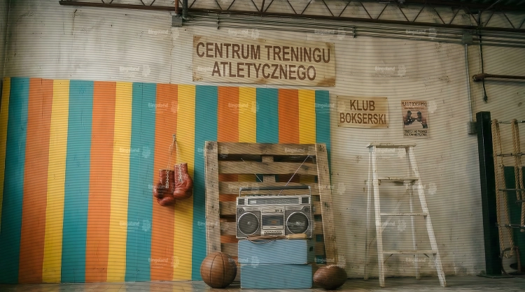 tlo-fotograficzne-retro-gym-sportowe-klub-bokserski-vintage.webp