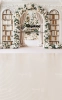 tlo-fotograficzne-swiateczne-jasna-luksusowa-biblioteka-biel-zloto.webp