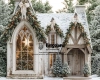 Bajkowe Tło Fotograficzne Świąteczne – Jasna Chatka w Zaśnieżonym Lesie Gotyckie Okno i Wielkie Kokardy   Z 881
